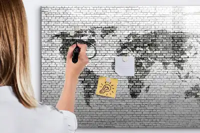 Beschreibbare Magnettafel mit Weltkartenmotiv auf Ziegelwand