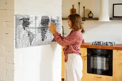 Beschreibbare Magnettafel mit Weltkartenmotiv auf Ziegelwand