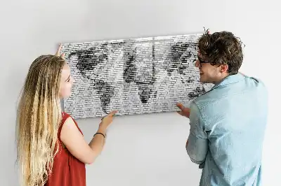 Beschreibbare Magnettafel mit Weltkartenmotiv auf Ziegelwand