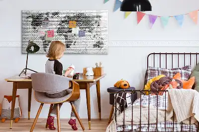 Beschreibbare Magnettafel mit Weltkartenmotiv auf Ziegelwand