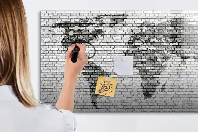 Beschreibbare Magnettafel mit Weltkartenmotiv auf Ziegelwand