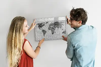 Beschreibbare Magnettafel mit Weltkartenmotiv auf Ziegelwand