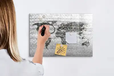 Beschreibbare Magnettafel mit Weltkartenmotiv auf Ziegelwand