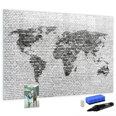 Beschreibbare Magnettafel mit Weltkartenmotiv auf Ziegelwand