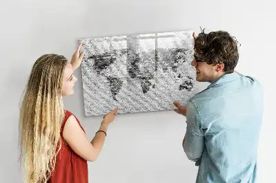Beschreibbare Magnettafel mit Weltkartenmotiv auf Ziegelwand