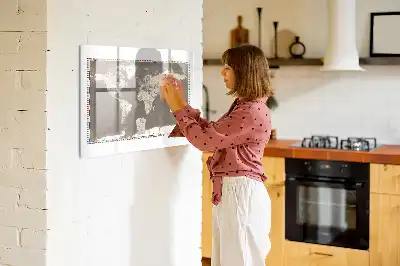 Beschreibbare Magnettafel in Form einer braunen Weltkarte
