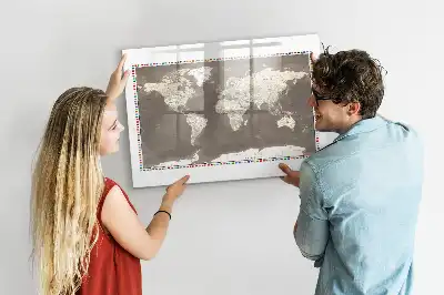 Beschreibbare Magnettafel in Form einer braunen Weltkarte