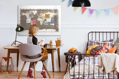 Beschreibbare Magnettafel in Form einer braunen Weltkarte
