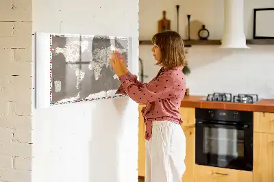 Beschreibbare Magnettafel in Form einer braunen Weltkarte