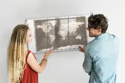 Beschreibbare Magnettafel in Form einer braunen Weltkarte