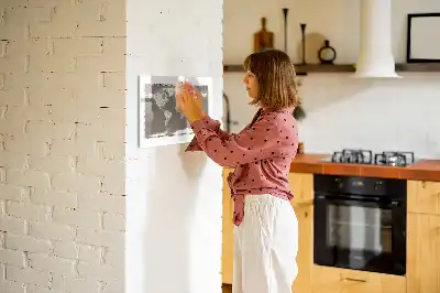 Beschreibbare Magnettafel in Form einer braunen Weltkarte