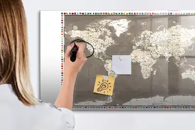 Beschreibbare Magnettafel in Form einer braunen Weltkarte