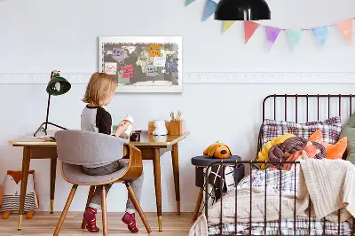 Beschreibbare Magnettafel in Form einer braunen Weltkarte