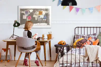 Beschreibbare Magnettafel in Form einer braunen Weltkarte