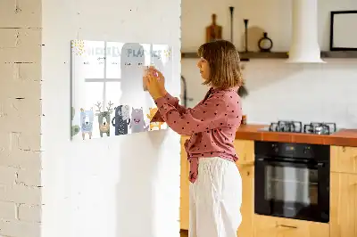 Beschreibbare Magnettafel als Wochenplaner für Kinder