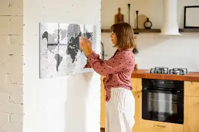 Beschreibbare Magnettafel mit Weltkarte auf Beton