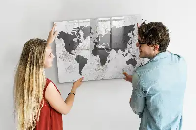 Beschreibbare Magnettafel mit Weltkarte auf Beton