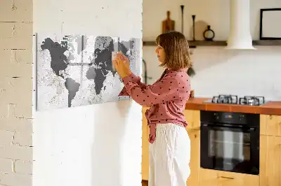 Beschreibbare Magnettafel mit Weltkarte auf Beton