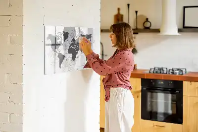 Beschreibbare Magnettafel mit Weltkarte auf Beton