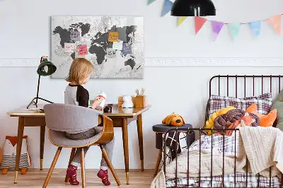 Beschreibbare Magnettafel mit Weltkarte auf Beton