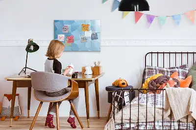Schreib-Magnettafel mit abstraktem Dreieck-Motiv