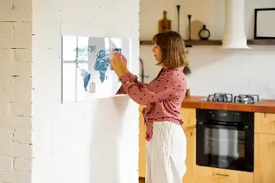 Beschreibbare Magnettafel in Form einer Weltkarte