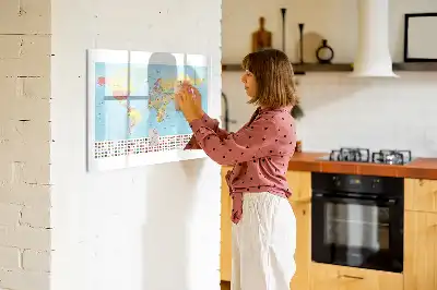 Geografische Weltkarte als beschreibbare Magnettafel