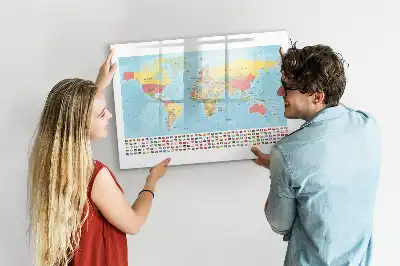 Geografische Weltkarte als beschreibbare Magnettafel