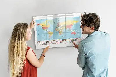 Geografische Weltkarte als beschreibbare Magnettafel