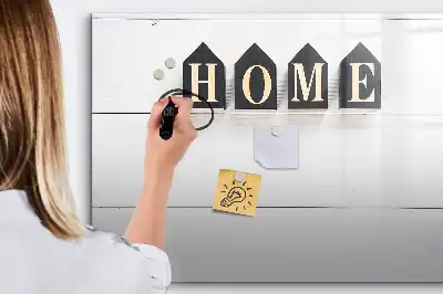 Beschreibbare Magnettafel mit dem Schriftzug Zuhause