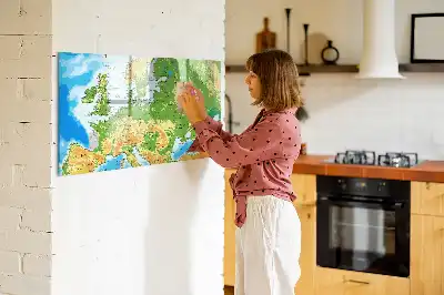 Geografische Weltkarte als beschreibbare Magnettafel
