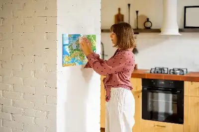 Geografische Weltkarte als beschreibbare Magnettafel