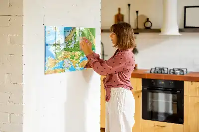 Geografische Weltkarte als beschreibbare Magnettafel