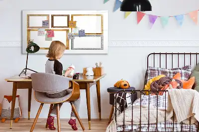 Beschreibbare Magnettafel mit goldenem Rahmen