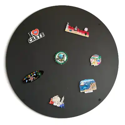 Wand-Magnettafel für Reisesouvenirs in rundem Design und schwarzer Farbe