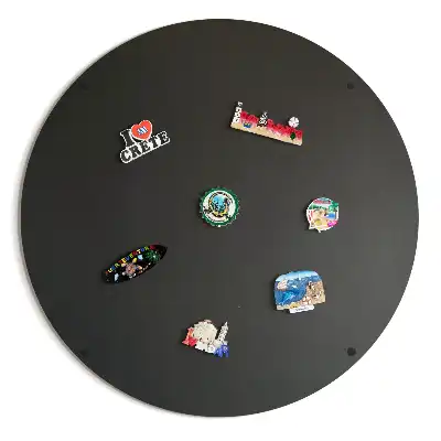 Wand-Magnettafel für Reisesouvenirs in rundem Design und schwarzer Farbe