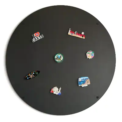 Wand-Magnettafel für Reisesouvenirs in rundem Design und schwarzer Farbe