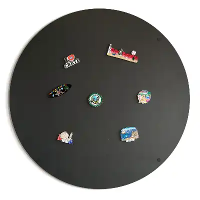 Wand-Magnettafel für Reisesouvenirs in rundem Design und schwarzer Farbe