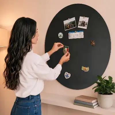 Wand-Magnettafel für Reisesouvenirs in rundem Design und schwarzer Farbe