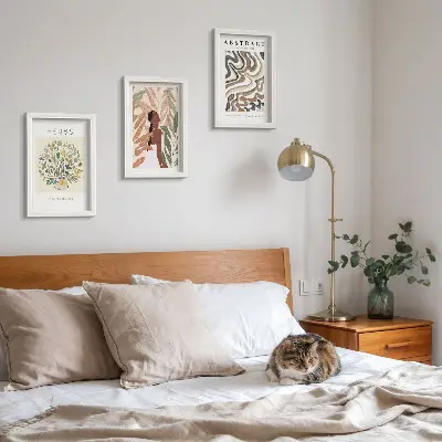 Bilderwand mit minimalistischen Postern in Boho-Ästhetik und Pastellfarben