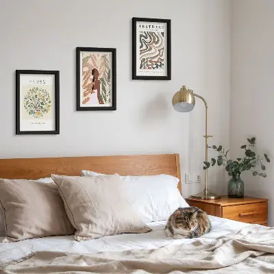Bilderwand mit minimalistischen Postern in Boho-Ästhetik und Pastellfarben