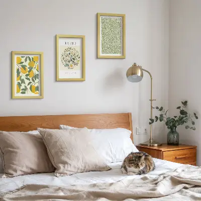 Bilderwand mit Zitronenmotiven sowie Kräuter- und Pflanzenblättern