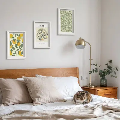 Bilderwand mit Zitronenmotiven sowie Kräuter- und Pflanzenblättern