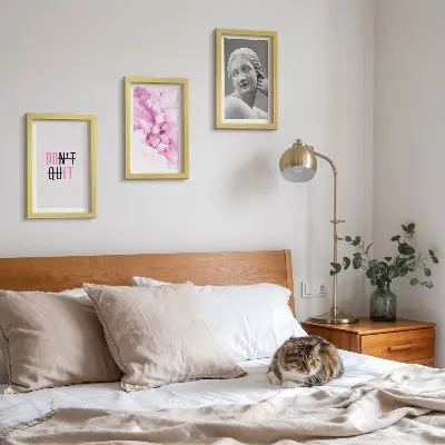 Bilderset mit Rahmen mit Abstraktion in Aquarell, inspirierendem Slogan und antiker Skulptur