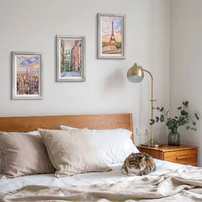 Bilderwand mit dem Blick auf die Städte New York, Paris und Warschau in der Abenddämmerung
