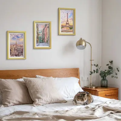 Bilderwand mit dem Blick auf die Städte New York, Paris und Warschau in der Abenddämmerung