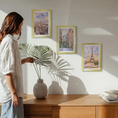 Bilderwand mit dem Blick auf die Städte New York, Paris und Warschau in der Abenddämmerung