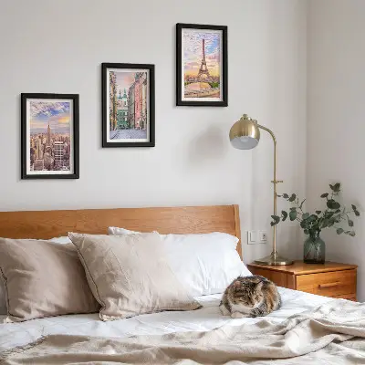 Bilderwand mit dem Blick auf die Städte New York, Paris und Warschau in der Abenddämmerung