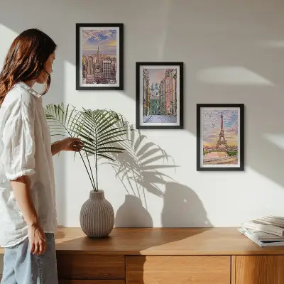 Bilderwand mit dem Blick auf die Städte New York, Paris und Warschau in der Abenddämmerung