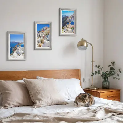 Bilderwand mit Landschaftsansichten der Stadt Oia auf Santorin in Griechenland